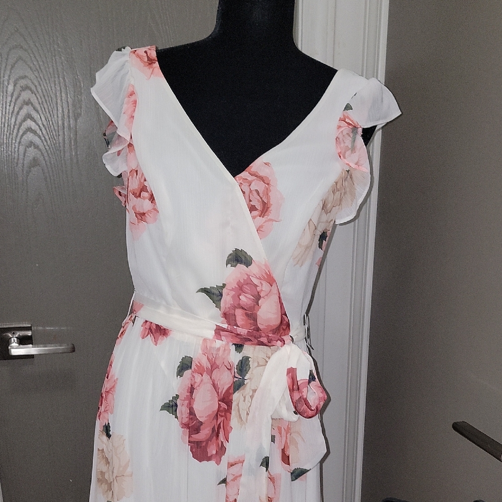 Chic Floral Maxi Dress in Cream and Pink